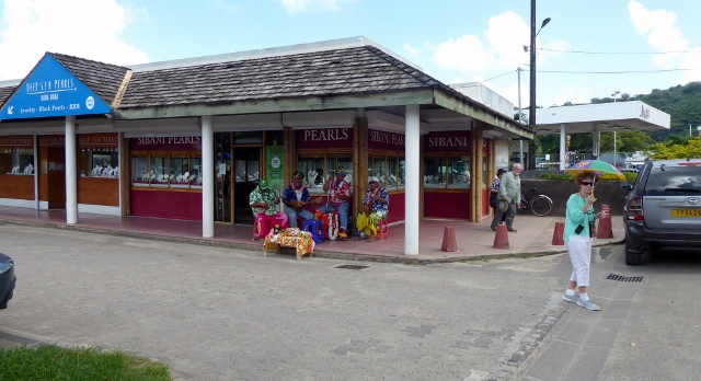 walking past pearl merchants