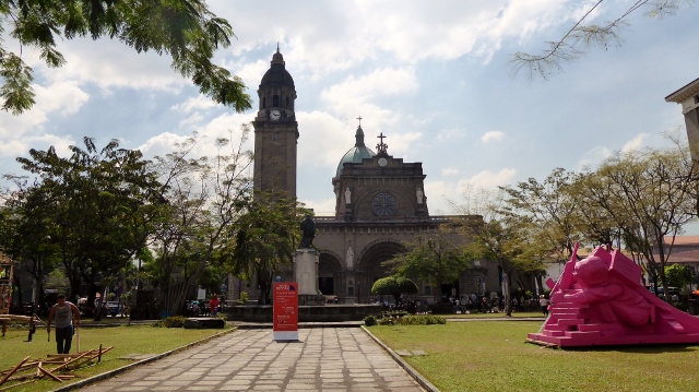 Plaza de Roma where the Cathedral of Manila is located.