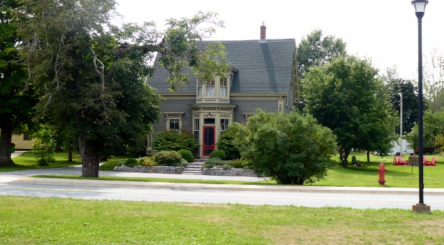 As we leave Mahone Bay, anoher excellent example of the Lunenburg bump.