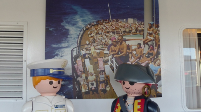 Look at that photo on the wall.  Doesn't it look like Pat Sajak and Vana White!