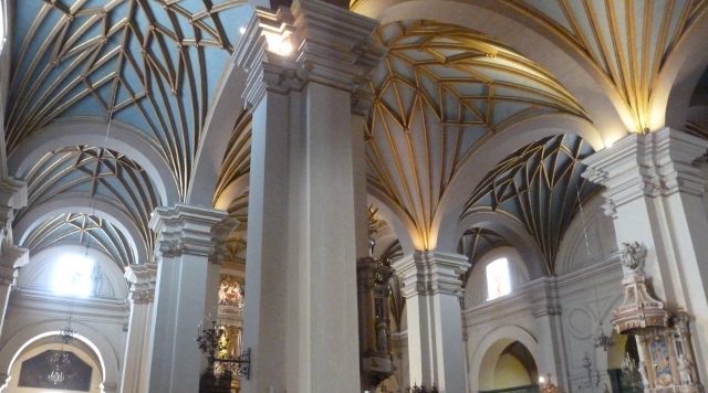 The wooden vulted ceiling.