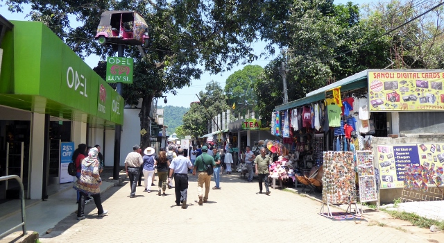We continued walking the gauntlet of vendors on our way to the Ma River.