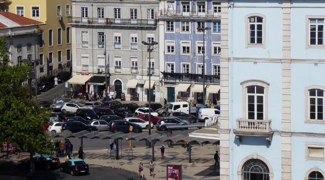 We set our siights on the pizza parlor across the way!!!