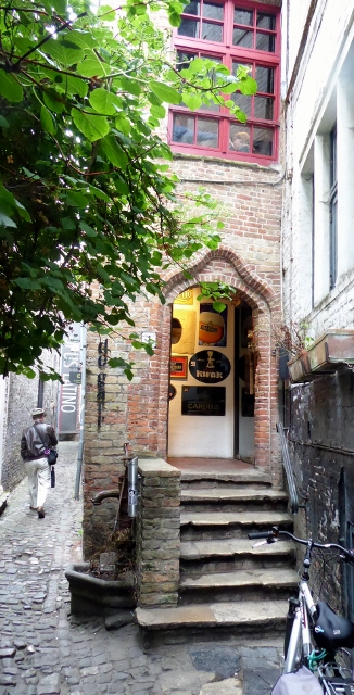 We come across the smallest street in Bruge.