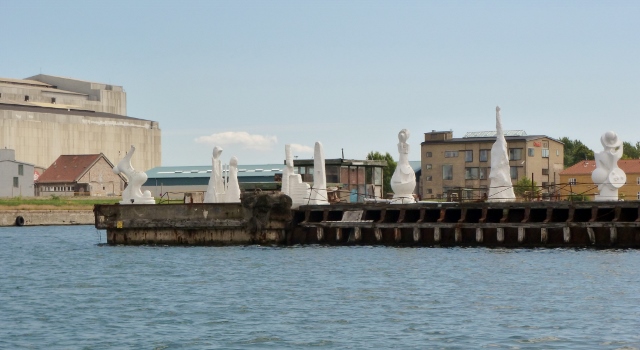 This funky stauary is said to reflect  the life of an Ex-Pat.  I don' see it???