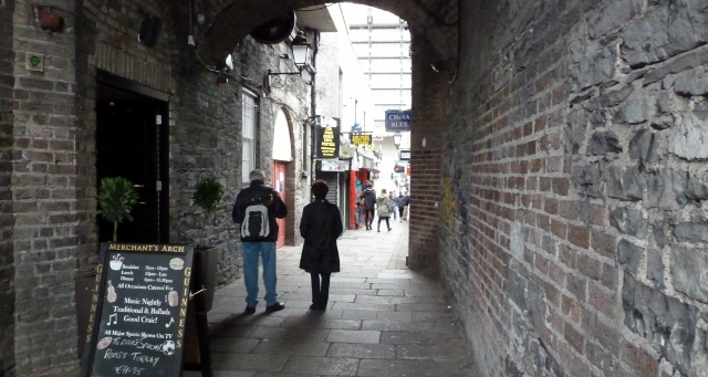 Merchant's Arch:  pathway from River Liffey to Temple Bar