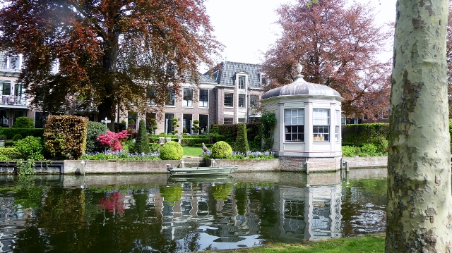Canals make for pleasant waterside living.  And the homes in Edam are gorgeous!