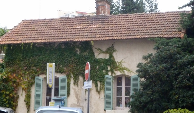 What a charming little cattage in the middle of the city Cannes!!!